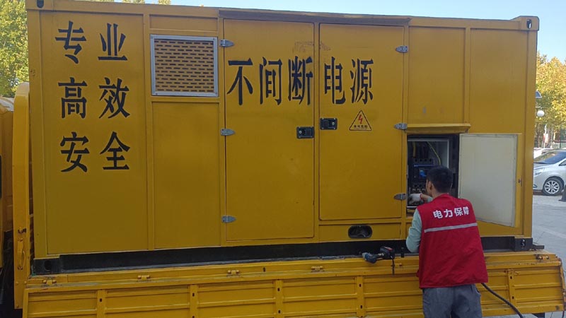 雅安柴油发电机组和UPS电源配合使用时，如何避免切换过程中的电力中断？